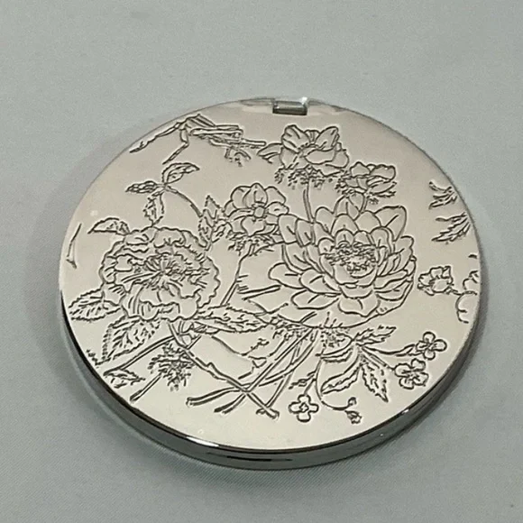 New Gucci Flora Limited Edition Compact Mirror – Silver Floral Engraving - Picture 9 of 11